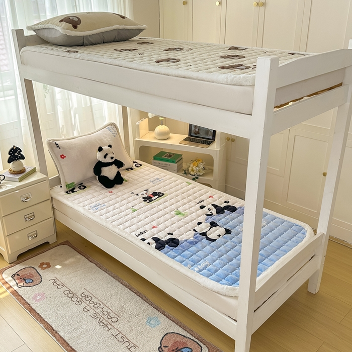 91家纺网 家纺一手货源 找家纺 梦初语 2025新款牛奶绒印花夹棉加厚款床护垫褥子学生宿舍-直播爆款（面料180克-夹棉200克-底布80克防滑滴塑布） 快乐Panda