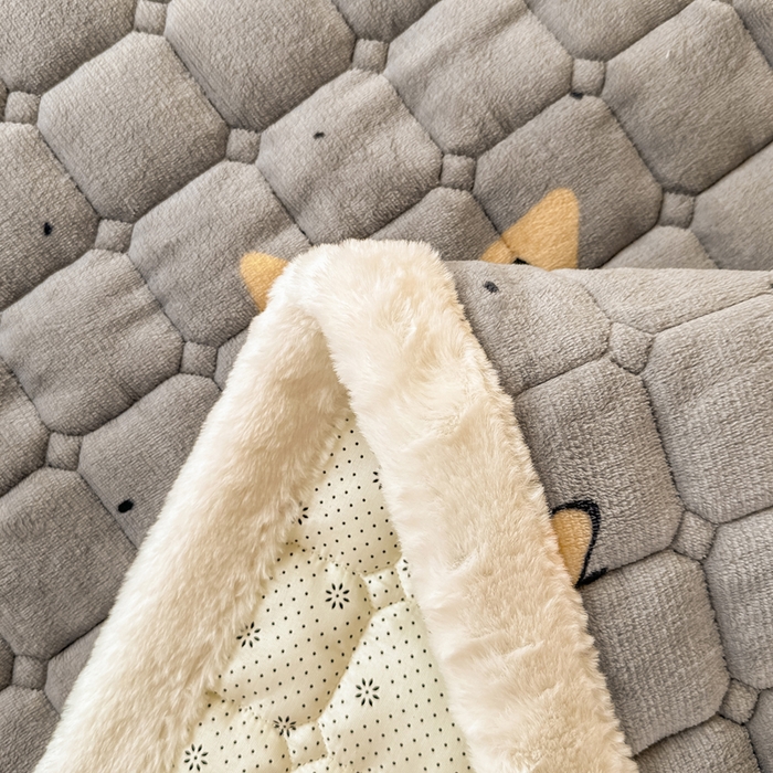 91家纺网 家纺一手货源 找家纺 梦初语 2025新款牛奶绒印花夹棉加厚款床护垫褥子学生宿舍-直播爆款（面料180克-夹棉200克-底布80克防滑滴塑布） 繁星