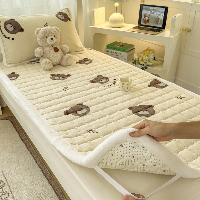 91家纺网 家纺一手货源 找家纺 梦初语 2025新款牛奶绒印花夹棉加厚款床护垫褥子学生宿舍-直播爆款（面料180克-夹棉200克-底布80克防滑滴塑布） 唯美小熊
