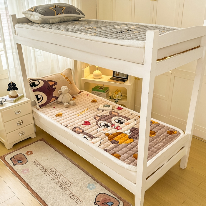 91家纺网 家纺一手货源 找家纺 梦初语 2025新款牛奶绒印花夹棉加厚款床护垫褥子学生宿舍-直播爆款（面料180克-夹棉200克-底布80克防滑滴塑布） 顽皮鼠