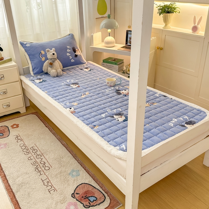 91家纺网 家纺一手货源 找家纺 梦初语 2025新款牛奶绒印花夹棉加厚款床护垫褥子学生宿舍-直播爆款（面料180克-夹棉200克-底布80克防滑滴塑布） 汪汪星球