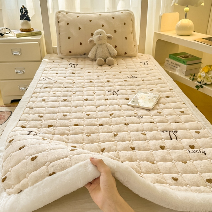 91家纺网 家纺一手货源 找家纺 梦初语 2025新款牛奶绒印花夹棉加厚款床护垫褥子学生宿舍-直播爆款（面料180克-夹棉200克-底布80克防滑滴塑布） 奶油爱心