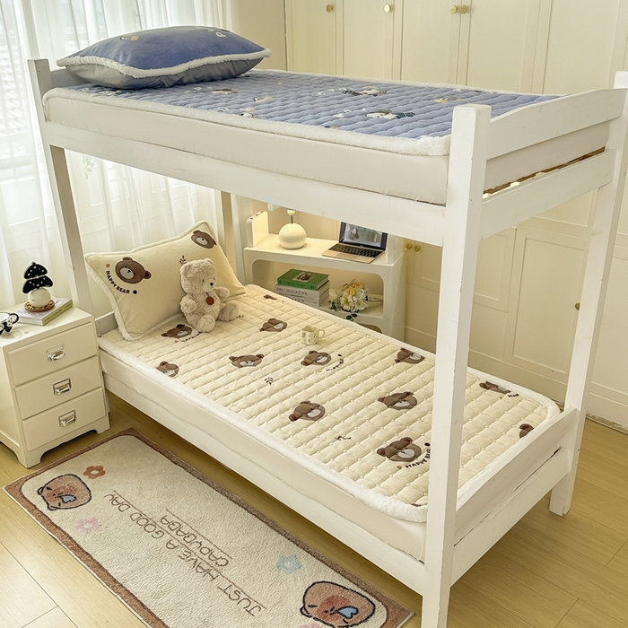 91家纺网 家纺一手货源 找家纺 梦初语 2025新款牛奶绒印花夹棉加厚款床护垫褥子学生宿舍-直播爆款（面料180克-夹棉200克-底布80克防滑滴塑布） 唯美小熊