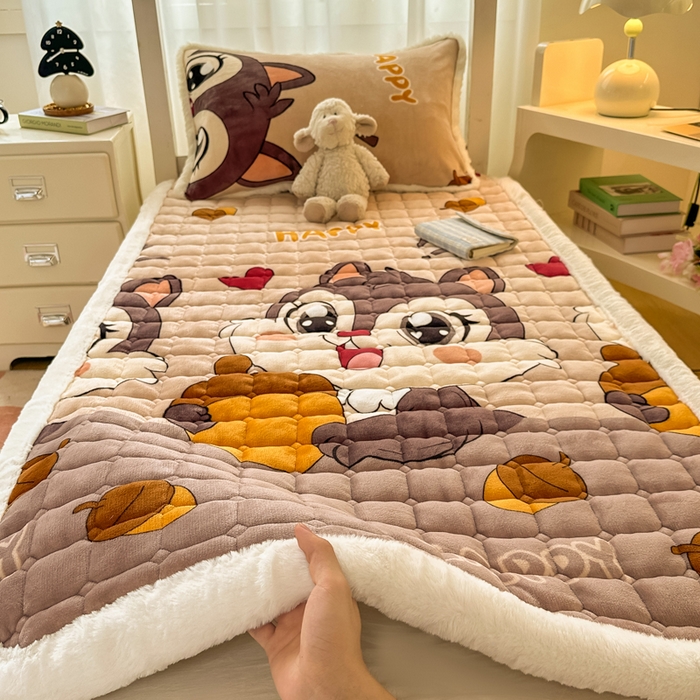 91家纺网 家纺一手货源 找家纺 梦初语 2025新款牛奶绒印花夹棉加厚款床护垫褥子学生宿舍-直播爆款（面料180克-夹棉200克-底布80克防滑滴塑布） 顽皮鼠