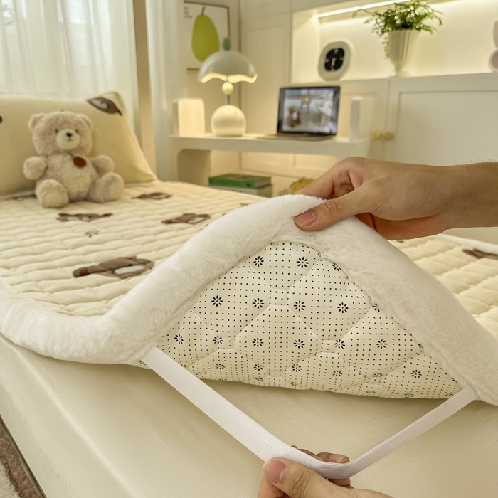 91家纺网 家纺一手货源 找家纺 梦初语 2025新款牛奶绒印花夹棉加厚款床护垫褥子学生宿舍-直播爆款（面料180克-夹棉200克-底布80克防滑滴塑布） 唯美小熊