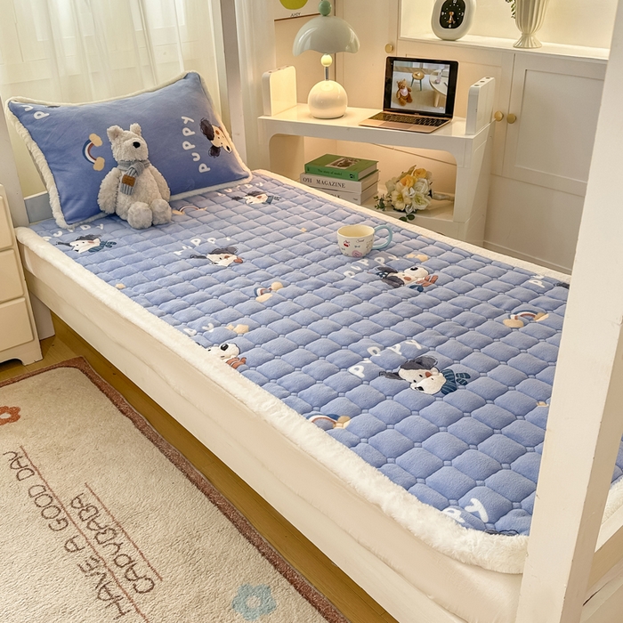 91家纺网 家纺一手货源 找家纺 梦初语 2025新款牛奶绒印花夹棉加厚款床护垫褥子学生宿舍-直播爆款（面料180克-夹棉200克-底布80克防滑滴塑布） 汪汪星球