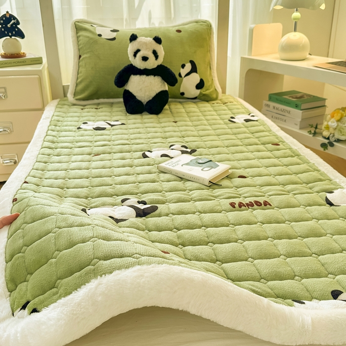 91家纺网 家纺一手货源 找家纺 梦初语 2025新款牛奶绒印花夹棉加厚款床护垫褥子学生宿舍-直播爆款（面料180克-夹棉200克-底布80克防滑滴塑布） 熊猫乐园