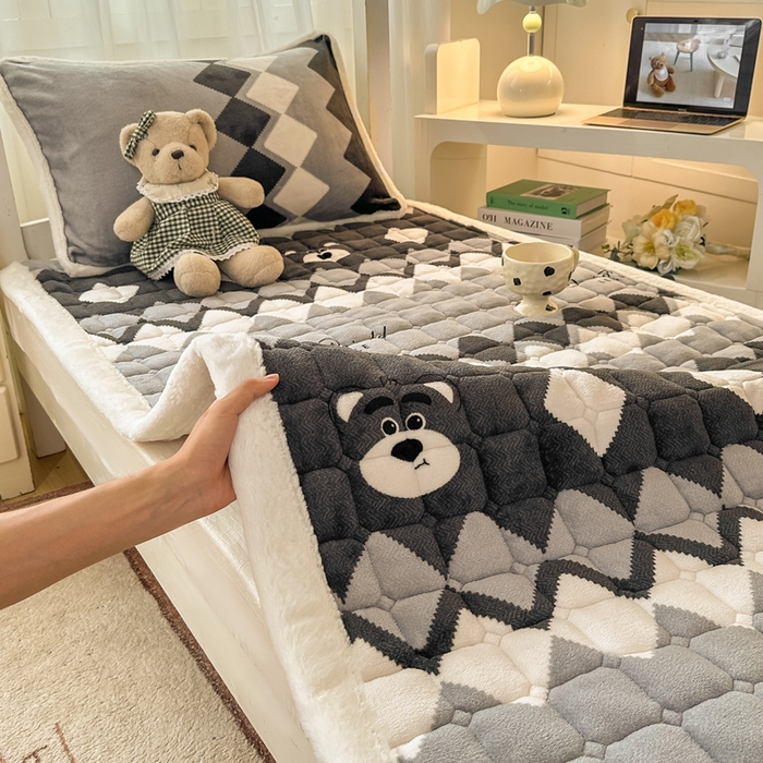 91家纺网 家纺一手货源 找家纺 梦初语 2025新款牛奶绒印花夹棉加厚款床护垫褥子学生宿舍-直播爆款（面料180克-夹棉200克-底布80克防滑滴塑布） 优雅格调