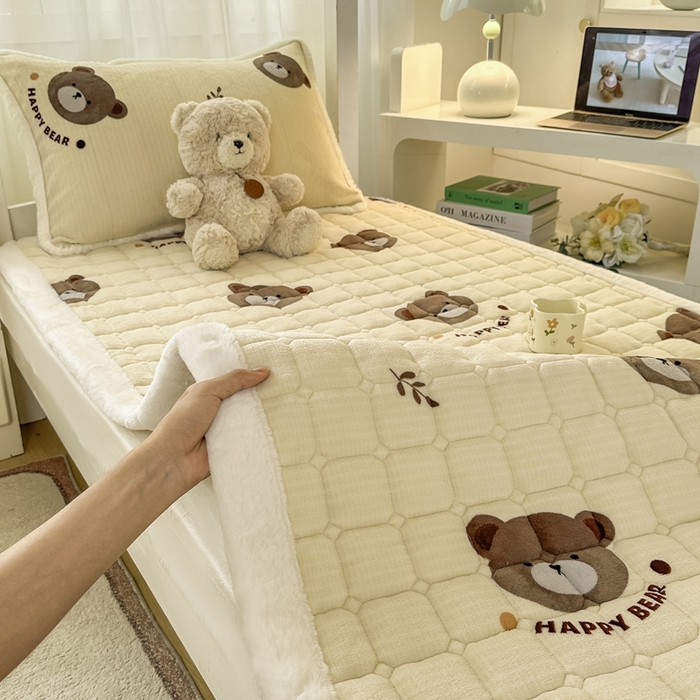 91家纺网 家纺一手货源 找家纺 梦初语 2025新款牛奶绒印花夹棉加厚款床护垫褥子学生宿舍-直播爆款（面料180克-夹棉200克-底布80克防滑滴塑布） 唯美小熊