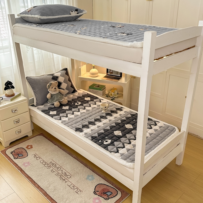 91家纺网 家纺一手货源 找家纺 梦初语 2025新款牛奶绒印花夹棉加厚款床护垫褥子学生宿舍-直播爆款（面料180克-夹棉200克-底布80克防滑滴塑布） 优雅格调