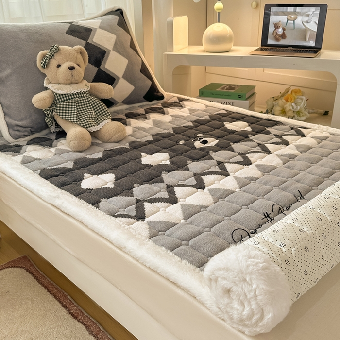 91家纺网 家纺一手货源 找家纺 梦初语 2025新款牛奶绒印花夹棉加厚款床护垫褥子学生宿舍-直播爆款（面料180克-夹棉200克-底布80克防滑滴塑布） 优雅格调