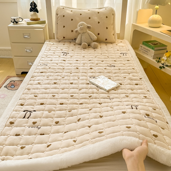 91家纺网 家纺一手货源 找家纺 梦初语 2025新款牛奶绒印花夹棉加厚款床护垫褥子学生宿舍-直播爆款（面料180克-夹棉200克-底布80克防滑滴塑布） 奶油爱心