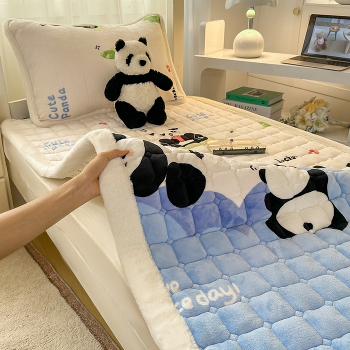 91家纺网 家纺一手货源 找家纺 梦初语 2025新款牛奶绒印花夹棉加厚款床护垫褥子学生宿舍-直播爆款（面料180克-夹棉200克-底布80克防滑滴塑布） 快乐Panda