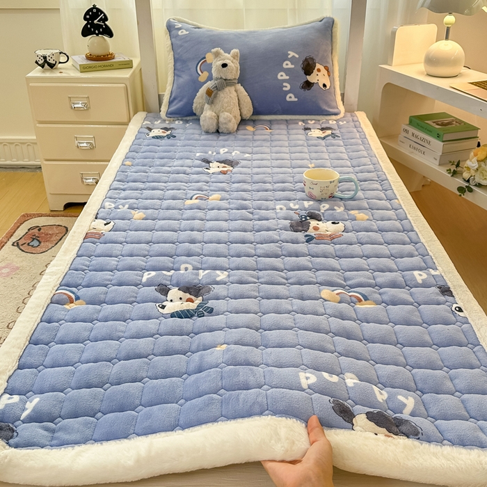 91家纺网 家纺一手货源 找家纺 梦初语 2025新款牛奶绒印花夹棉加厚款床护垫褥子学生宿舍-直播爆款（面料180克-夹棉200克-底布80克防滑滴塑布） 汪汪星球