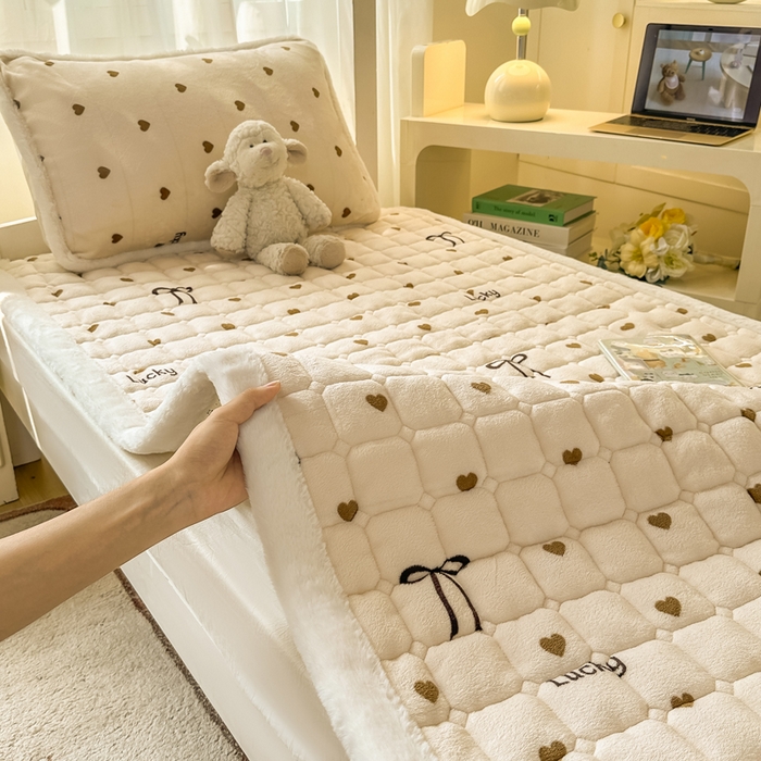 91家纺网 家纺一手货源 找家纺 梦初语 2025新款牛奶绒印花夹棉加厚款床护垫褥子学生宿舍-直播爆款（面料180克-夹棉200克-底布80克防滑滴塑布） 奶油爱心