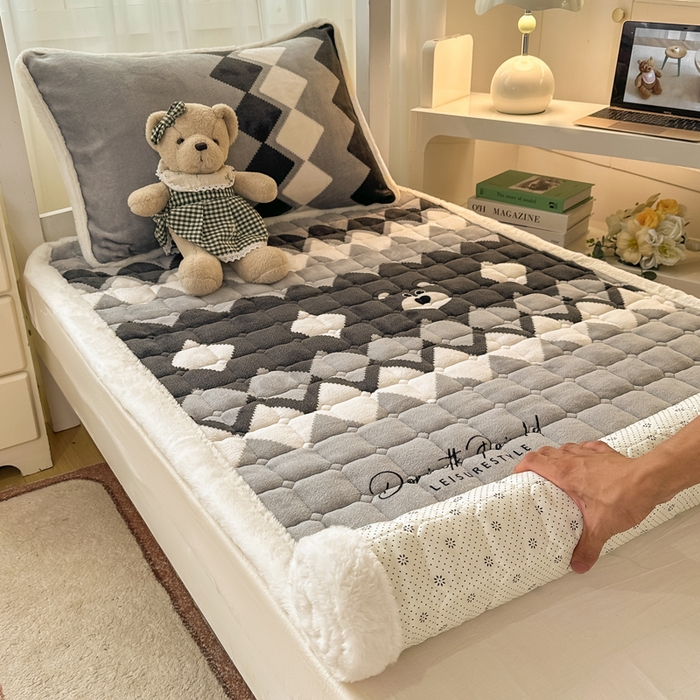 91家纺网 家纺一手货源 找家纺 梦初语 2025新款牛奶绒印花夹棉加厚款床护垫褥子学生宿舍-直播爆款（面料180克-夹棉200克-底布80克防滑滴塑布） 优雅格调