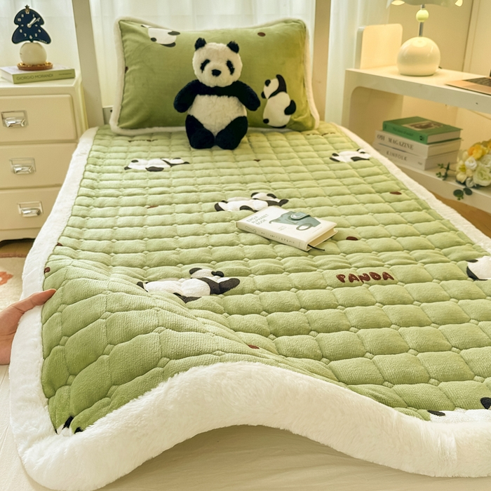 91家纺网 家纺一手货源 找家纺 梦初语 2025新款牛奶绒印花夹棉加厚款床护垫褥子学生宿舍-直播爆款（面料180克-夹棉200克-底布80克防滑滴塑布） 熊猫乐园