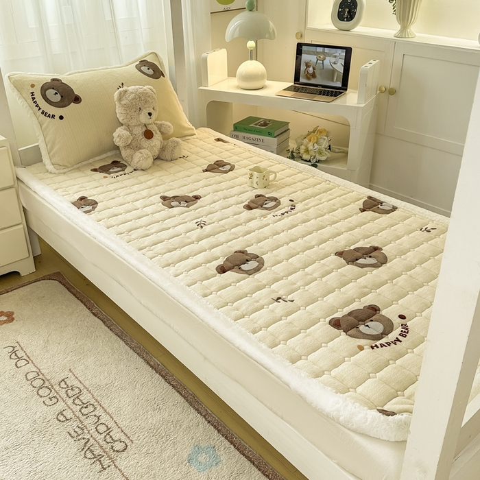 91家纺网 家纺一手货源 找家纺 梦初语 2025新款牛奶绒印花夹棉加厚款床护垫褥子学生宿舍-直播爆款（面料180克-夹棉200克-底布80克防滑滴塑布） 唯美小熊