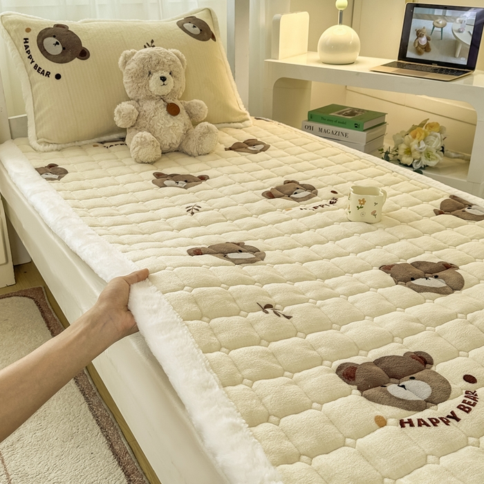 91家纺网 家纺一手货源 找家纺 梦初语 2025新款牛奶绒印花夹棉加厚款床护垫褥子学生宿舍-直播爆款（面料180克-夹棉200克-底布80克防滑滴塑布） 唯美小熊
