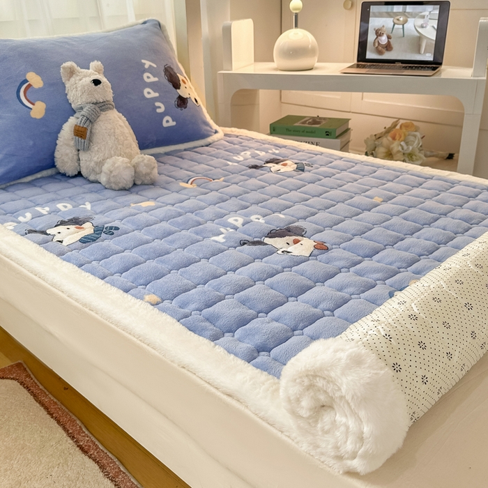 91家纺网 家纺一手货源 找家纺 梦初语 2025新款牛奶绒印花夹棉加厚款床护垫褥子学生宿舍-直播爆款（面料180克-夹棉200克-底布80克防滑滴塑布） 汪汪星球