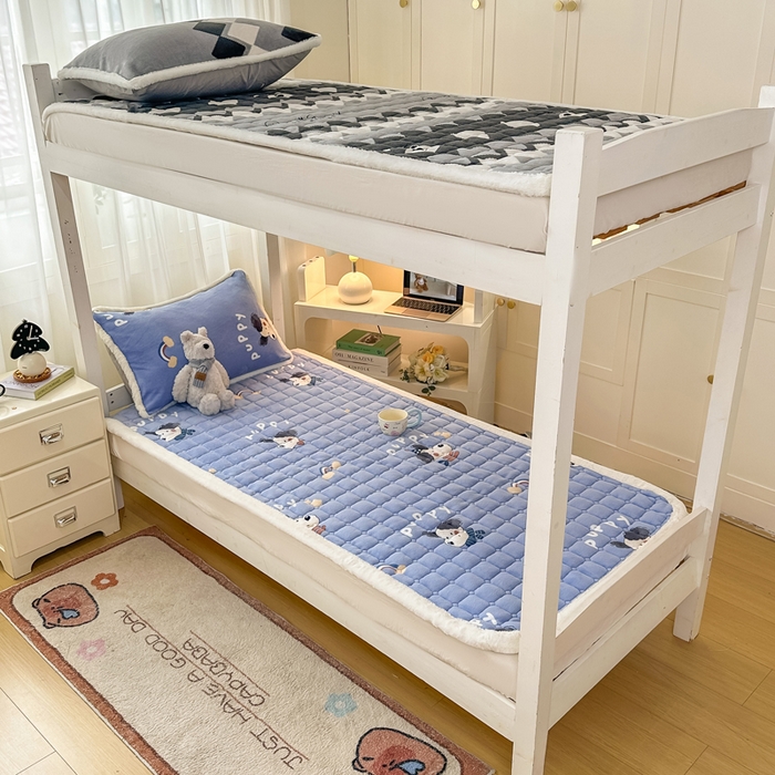 91家纺网 家纺一手货源 找家纺 梦初语 2025新款牛奶绒印花夹棉加厚款床护垫褥子学生宿舍-直播爆款（面料180克-夹棉200克-底布80克防滑滴塑布） 汪汪星球