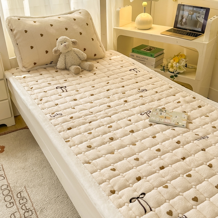 91家纺网 家纺一手货源 找家纺 梦初语 2025新款牛奶绒印花夹棉加厚款床护垫褥子学生宿舍-直播爆款（面料180克-夹棉200克-底布80克防滑滴塑布） 奶油爱心