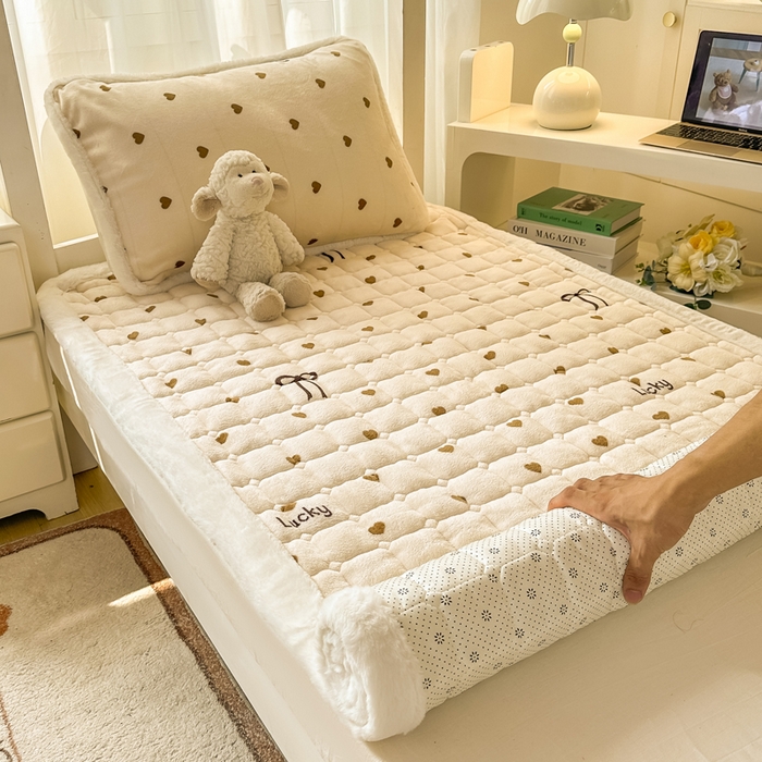 91家纺网 家纺一手货源 找家纺 梦初语 2025新款牛奶绒印花夹棉加厚款床护垫褥子学生宿舍-直播爆款（面料180克-夹棉200克-底布80克防滑滴塑布） 奶油爱心