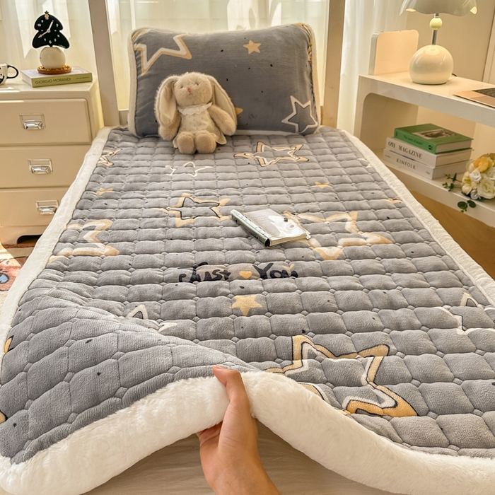 91家纺网 家纺一手货源 找家纺 梦初语 2025新款牛奶绒印花夹棉加厚款床护垫褥子学生宿舍-直播爆款（面料180克-夹棉200克-底布80克防滑滴塑布） 繁星