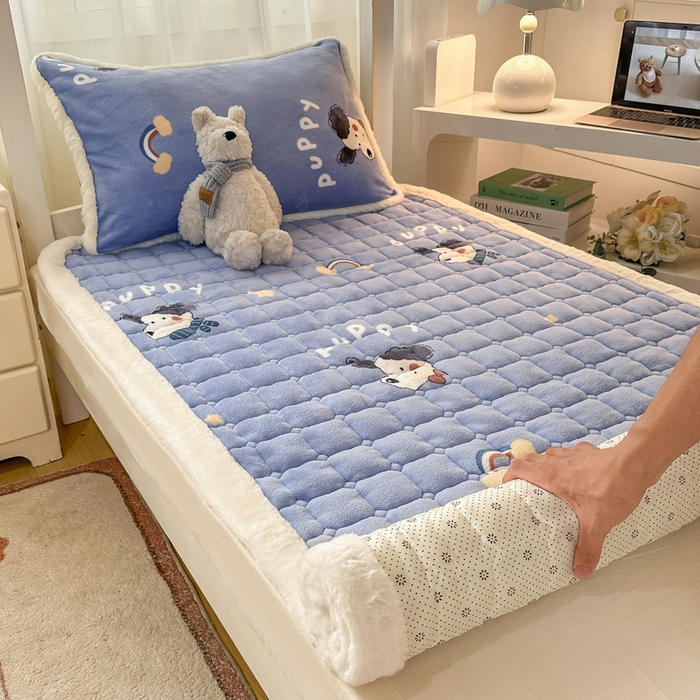 91家纺网 家纺一手货源 找家纺 梦初语 2025新款牛奶绒印花夹棉加厚款床护垫褥子学生宿舍-直播爆款（面料180克-夹棉200克-底布80克防滑滴塑布） 汪汪星球
