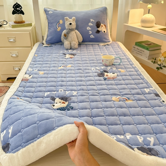 91家纺网 家纺一手货源 找家纺 梦初语 2025新款牛奶绒印花夹棉加厚款床护垫褥子学生宿舍-直播爆款（面料180克-夹棉200克-底布80克防滑滴塑布） 汪汪星球