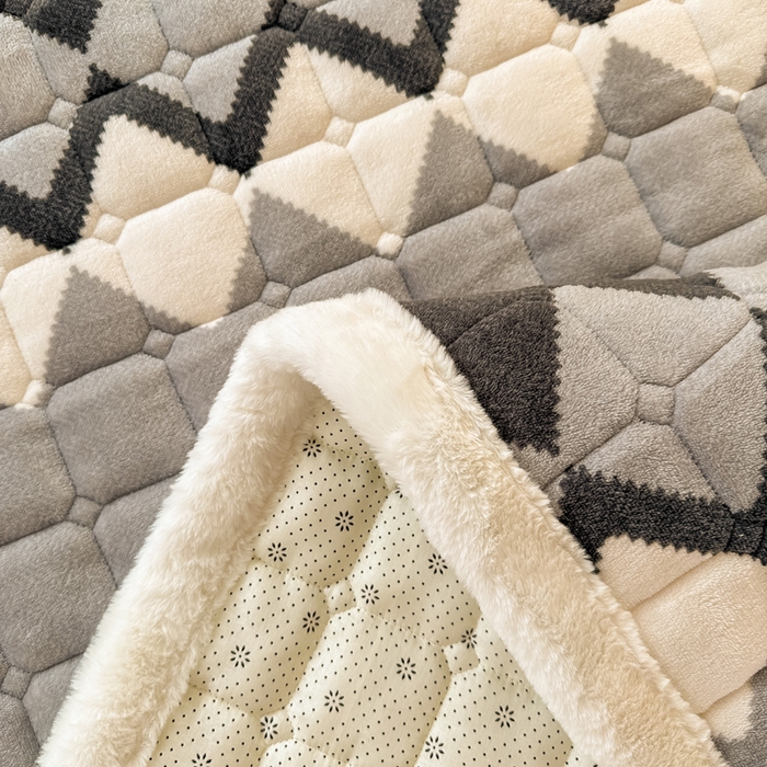 91家纺网 家纺一手货源 找家纺 梦初语 2025新款牛奶绒印花夹棉加厚款床护垫褥子学生宿舍-直播爆款（面料180克-夹棉200克-底布80克防滑滴塑布） 优雅格调