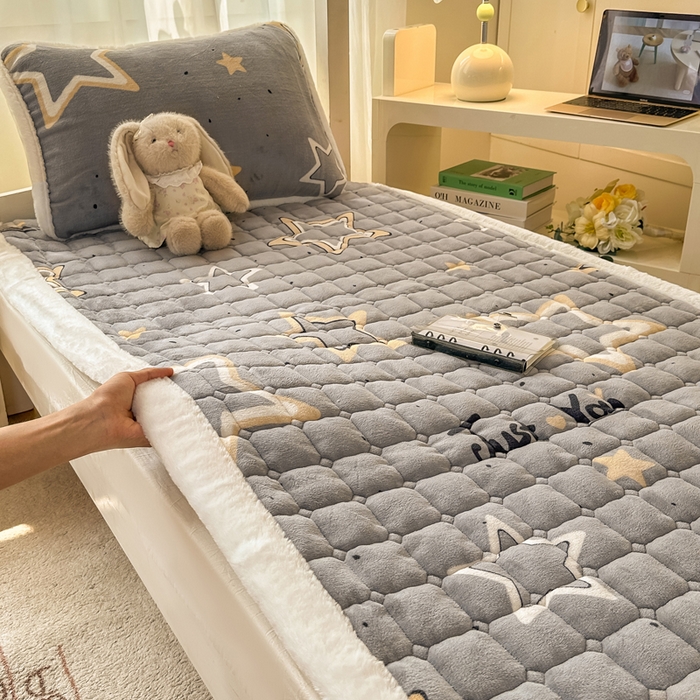 91家纺网 家纺一手货源 找家纺 梦初语 2025新款牛奶绒印花夹棉加厚款床护垫褥子学生宿舍-直播爆款（面料180克-夹棉200克-底布80克防滑滴塑布） 繁星