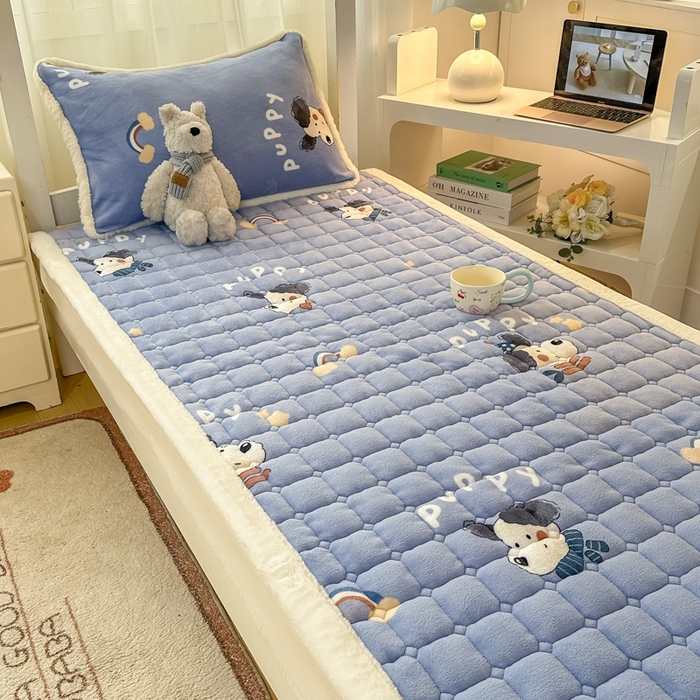 91家纺网 家纺一手货源 找家纺 梦初语 2025新款牛奶绒印花夹棉加厚款床护垫褥子学生宿舍-直播爆款（面料180克-夹棉200克-底布80克防滑滴塑布） 汪汪星球