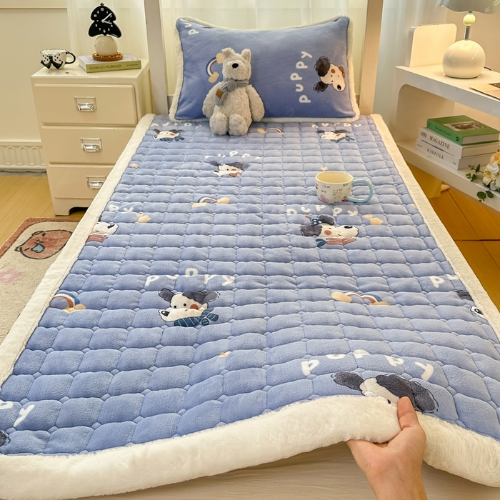 91家纺网 家纺一手货源 找家纺 梦初语 2025新款牛奶绒印花夹棉加厚款床护垫褥子学生宿舍-直播爆款（面料180克-夹棉200克-底布80克防滑滴塑布） 汪汪星球