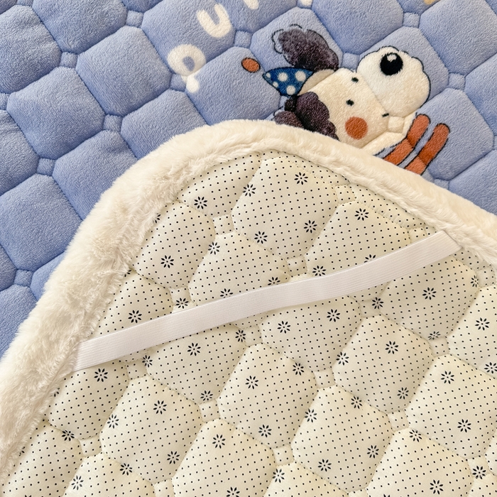 91家纺网 家纺一手货源 找家纺 梦初语 2025新款牛奶绒印花夹棉加厚款床护垫褥子学生宿舍-直播爆款（面料180克-夹棉200克-底布80克防滑滴塑布） 汪汪星球