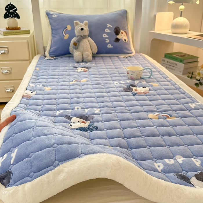 91家纺网 家纺一手货源 找家纺 梦初语 2025新款牛奶绒印花夹棉加厚款床护垫褥子学生宿舍-直播爆款（面料180克-夹棉200克-底布80克防滑滴塑布） 汪汪星球