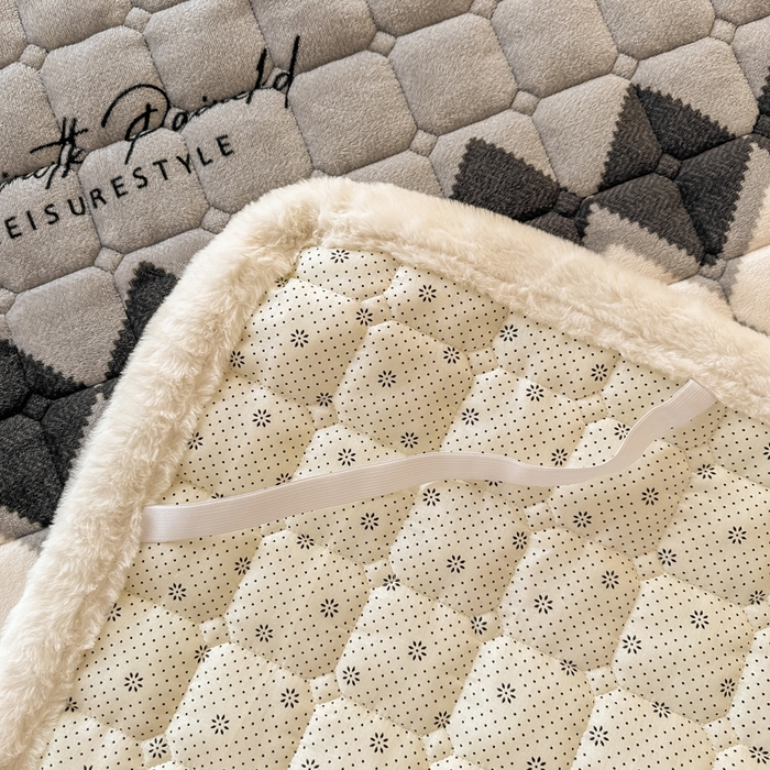 91家纺网 家纺一手货源 找家纺 梦初语 2025新款牛奶绒印花夹棉加厚款床护垫褥子学生宿舍-直播爆款（面料180克-夹棉200克-底布80克防滑滴塑布） 优雅格调