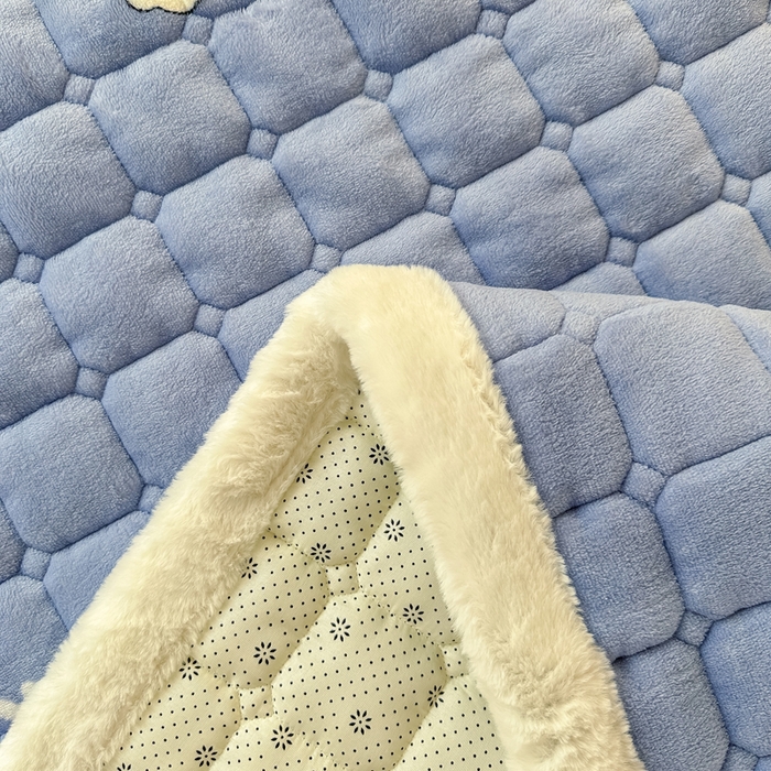 91家纺网 家纺一手货源 找家纺 梦初语 2025新款牛奶绒印花夹棉加厚款床护垫褥子学生宿舍-直播爆款（面料180克-夹棉200克-底布80克防滑滴塑布） 汪汪星球