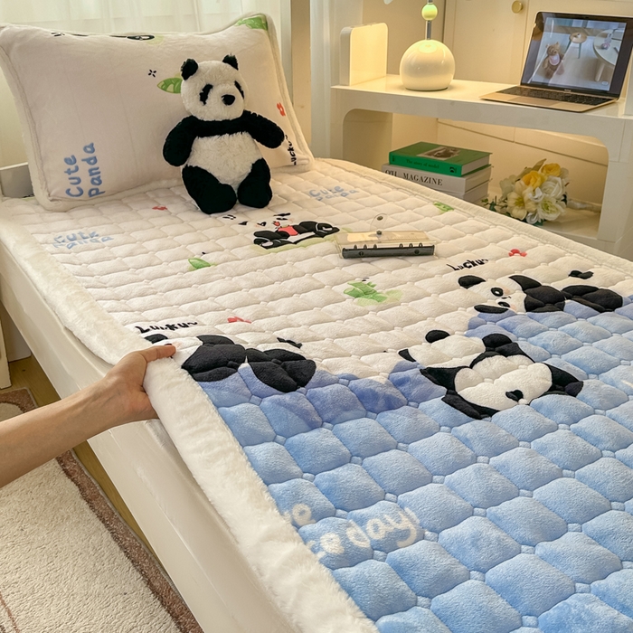 91家纺网 家纺一手货源 找家纺 梦初语 2025新款牛奶绒印花夹棉加厚款床护垫褥子学生宿舍-直播爆款（面料180克-夹棉200克-底布80克防滑滴塑布） 快乐Panda