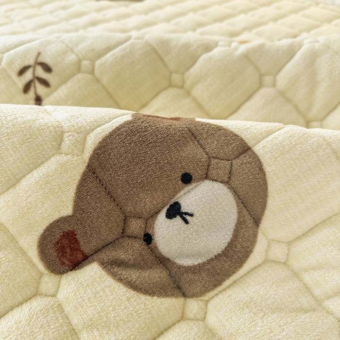 91家纺网 家纺一手货源 找家纺 梦初语 2025新款牛奶绒印花夹棉加厚款床护垫褥子学生宿舍-直播爆款（面料180克-夹棉200克-底布80克防滑滴塑布） 唯美小熊