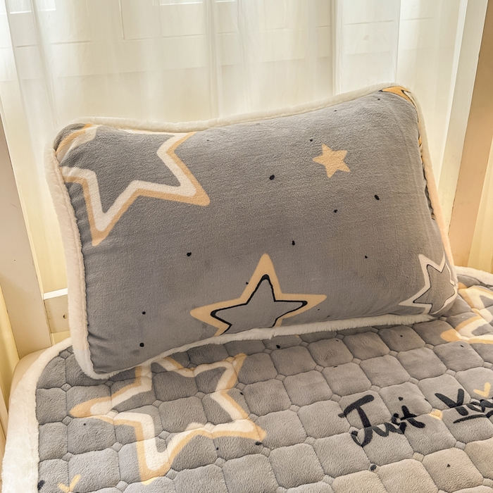 91家纺网 家纺一手货源 找家纺 梦初语 2025新款牛奶绒印花夹棉加厚款床护垫褥子学生宿舍-直播爆款（面料180克-夹棉200克-底布80克防滑滴塑布） 繁星