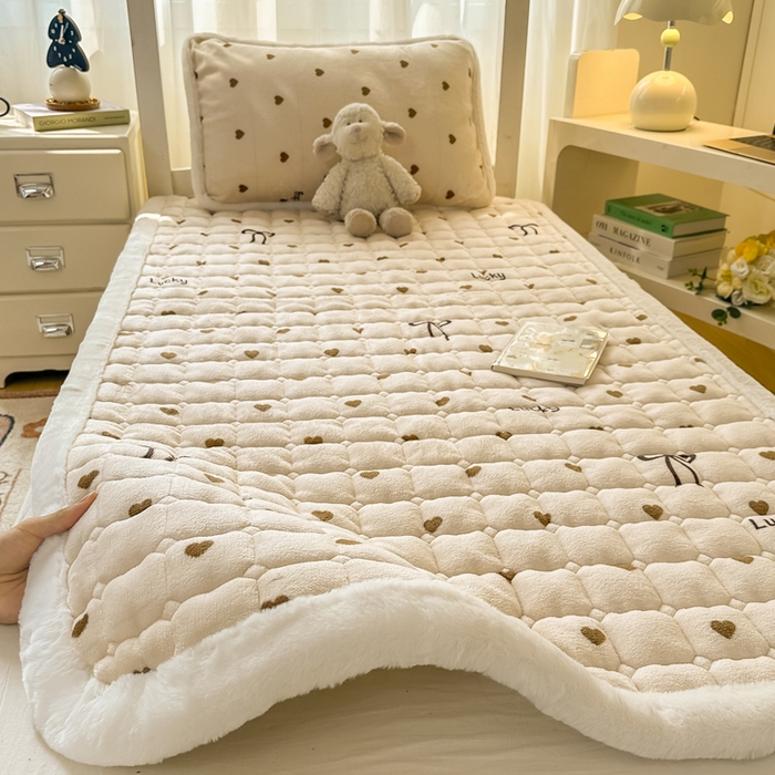 91家纺网 家纺一手货源 找家纺 梦初语 2025新款牛奶绒印花夹棉加厚款床护垫褥子学生宿舍-直播爆款（面料180克-夹棉200克-底布80克防滑滴塑布） 奶油爱心
