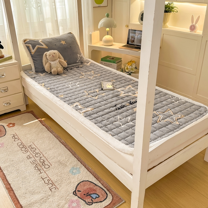 91家纺网 家纺一手货源 找家纺 梦初语 2025新款牛奶绒印花夹棉加厚款床护垫褥子学生宿舍-直播爆款（面料180克-夹棉200克-底布80克防滑滴塑布） 繁星