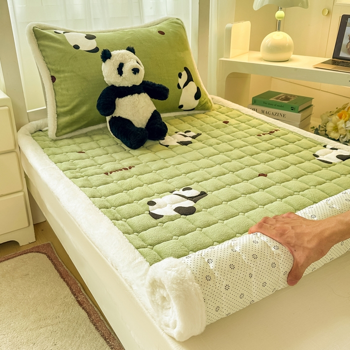 91家纺网 家纺一手货源 找家纺 梦初语 2025新款牛奶绒印花夹棉加厚款床护垫褥子学生宿舍-直播爆款（面料180克-夹棉200克-底布80克防滑滴塑布） 熊猫乐园