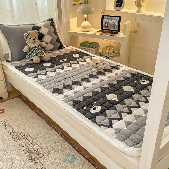 91家纺网 家纺一手货源 找家纺 梦初语 2025新款牛奶绒印花夹棉加厚款床护垫褥子学生宿舍-直播爆款（面料180克-夹棉200克-底布80克防滑滴塑布） 优雅格调