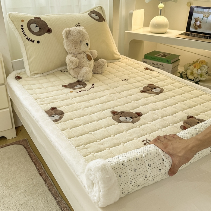 91家纺网 家纺一手货源 找家纺 梦初语 2025新款牛奶绒印花夹棉加厚款床护垫褥子学生宿舍-直播爆款（面料180克-夹棉200克-底布80克防滑滴塑布） 唯美小熊