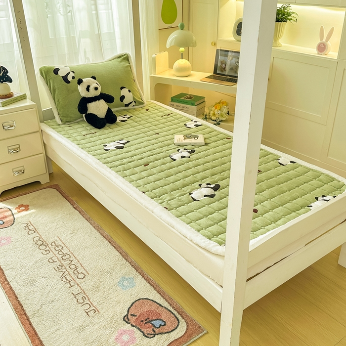 91家纺网 家纺一手货源 找家纺 梦初语 2025新款牛奶绒印花夹棉加厚款床护垫褥子学生宿舍-直播爆款（面料180克-夹棉200克-底布80克防滑滴塑布） 熊猫乐园