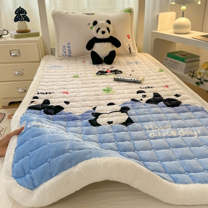 91家纺网 家纺一手货源 找家纺 梦初语 2025新款牛奶绒印花夹棉加厚款床护垫褥子学生宿舍-直播爆款（面料180克-夹棉200克-底布80克防滑滴塑布） 快乐Panda
