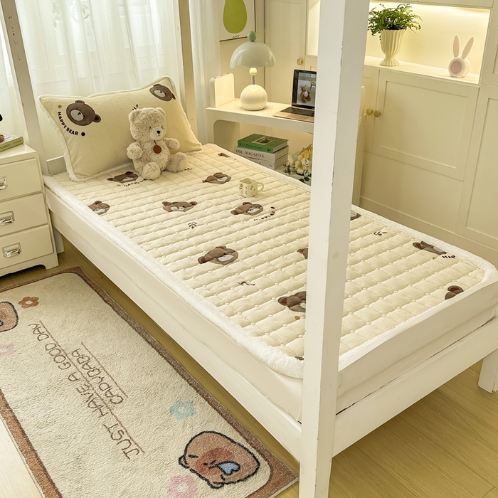 91家纺网 家纺一手货源 找家纺 梦初语 2025新款牛奶绒印花夹棉加厚款床护垫褥子学生宿舍-直播爆款（面料180克-夹棉200克-底布80克防滑滴塑布） 唯美小熊