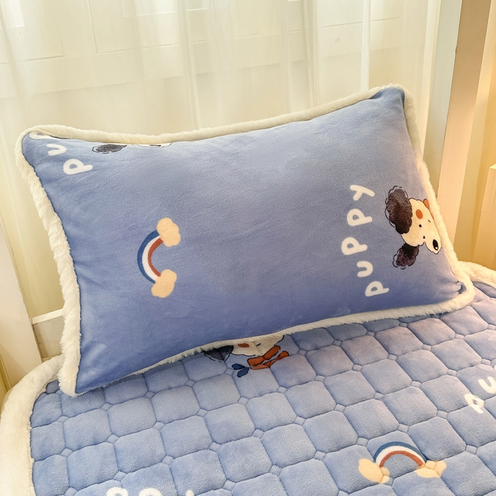 91家纺网 家纺一手货源 找家纺 梦初语 2025新款牛奶绒印花夹棉加厚款床护垫褥子学生宿舍-直播爆款（面料180克-夹棉200克-底布80克防滑滴塑布） 汪汪星球